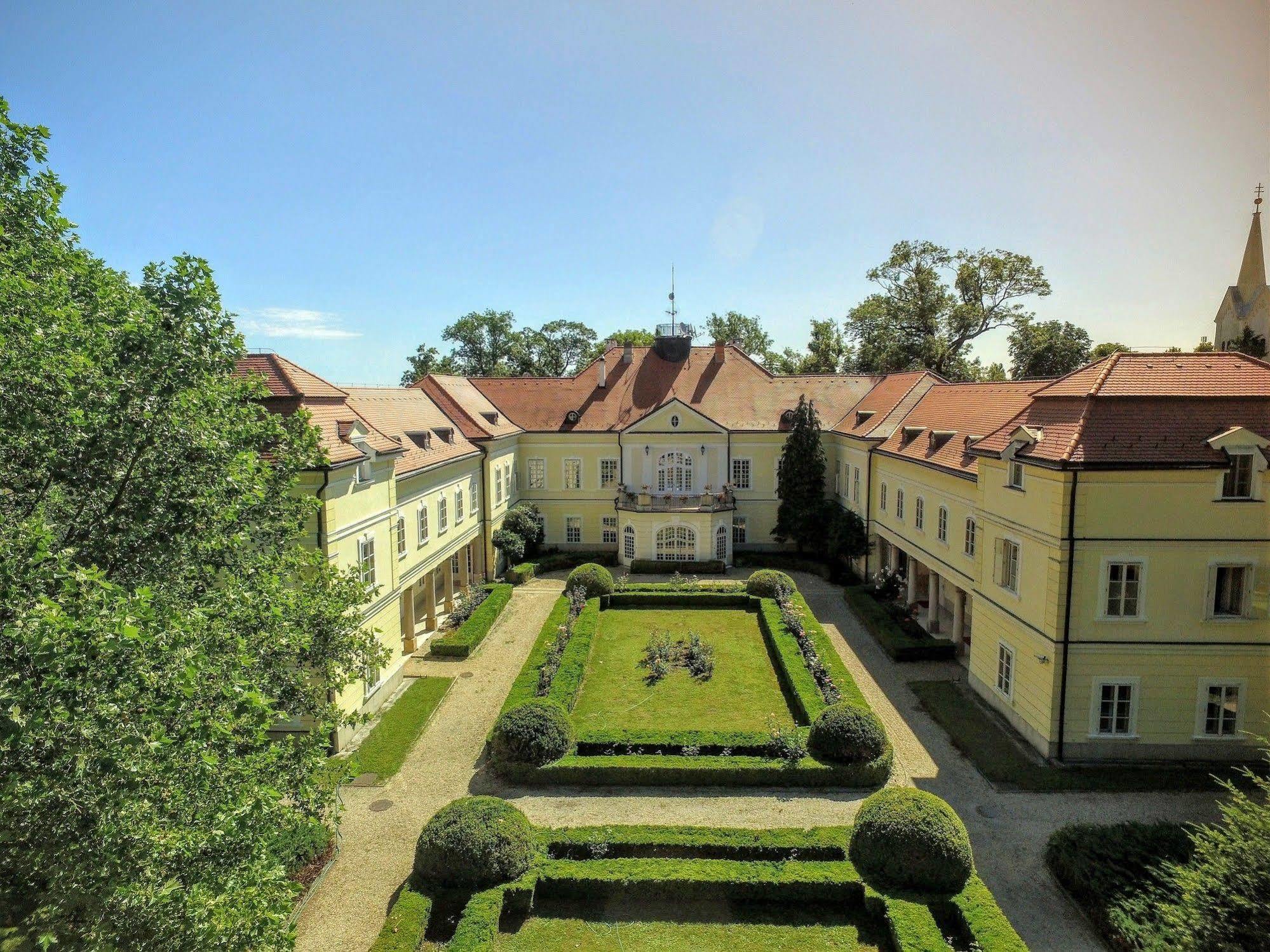 Szidonia Castle Hotel Rojtokmuzsaj Exterior photo
