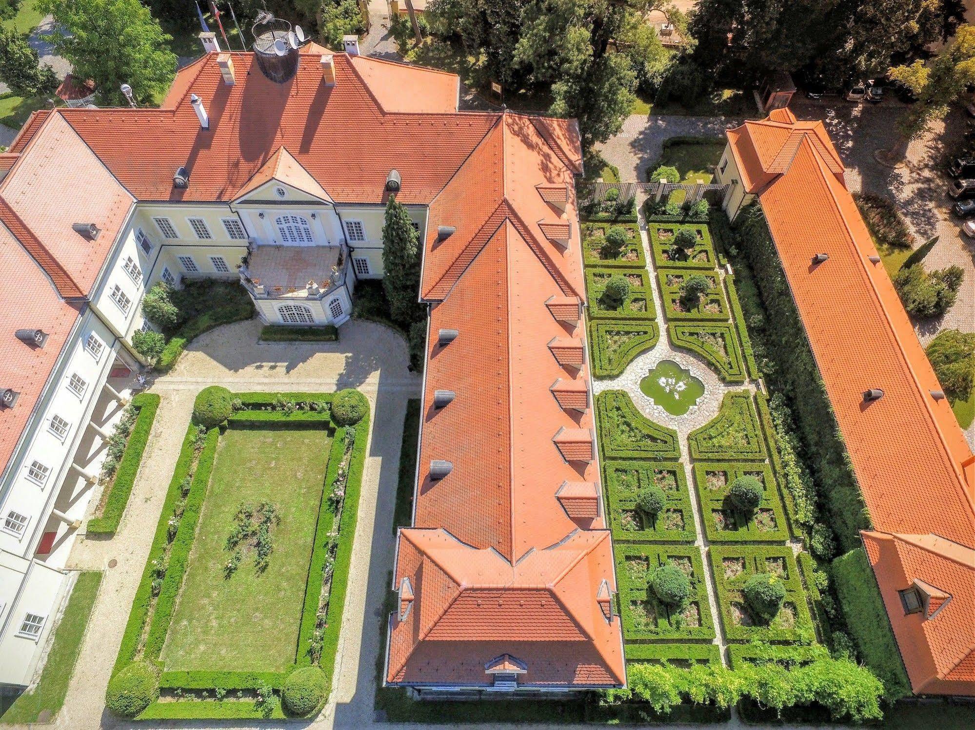 Szidonia Castle Hotel Rojtokmuzsaj Exterior photo