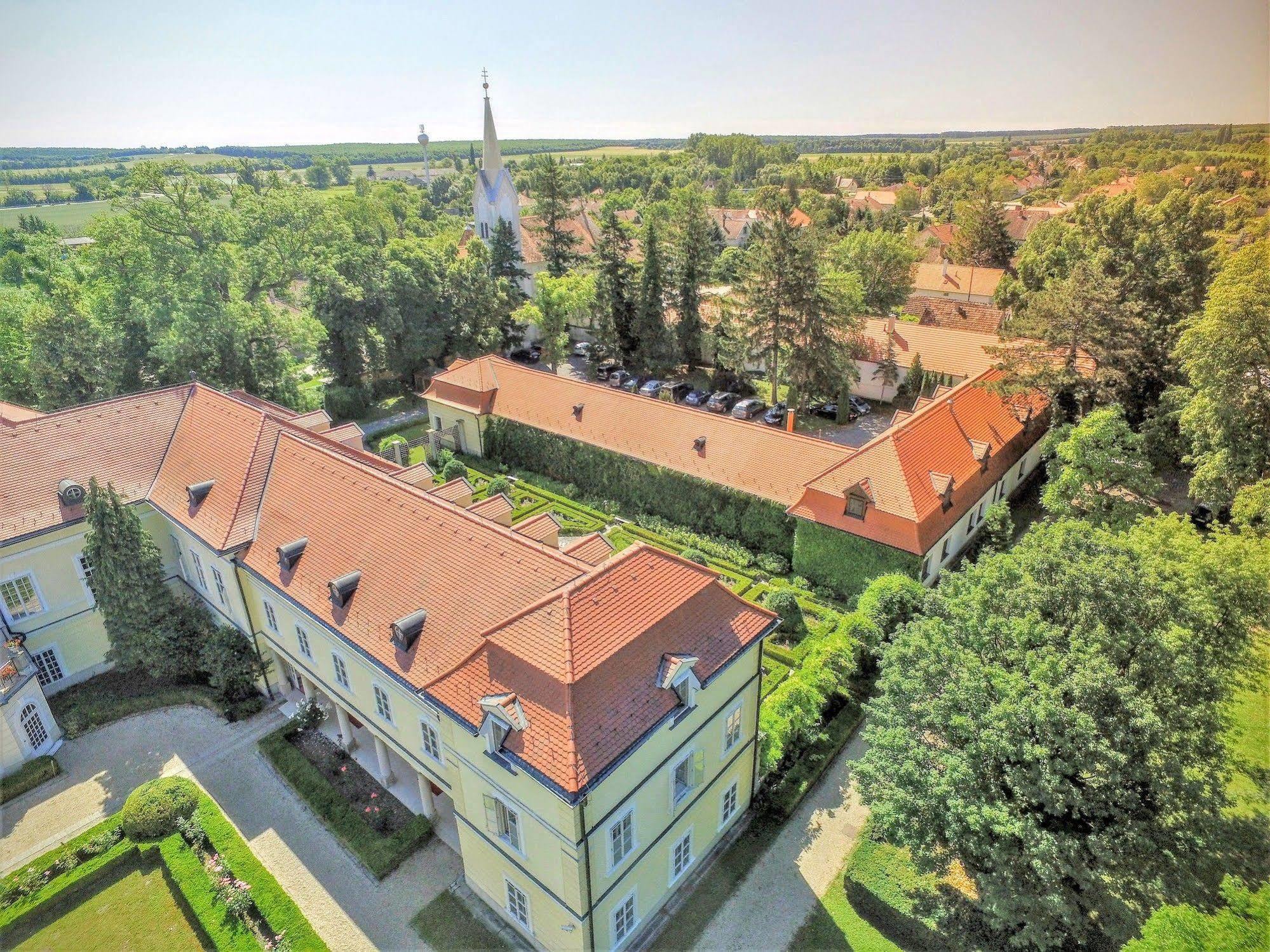 Szidonia Castle Hotel Rojtokmuzsaj Exterior photo